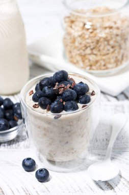 beyaz masada taze yaban mersini ile bircher müsli, dikey