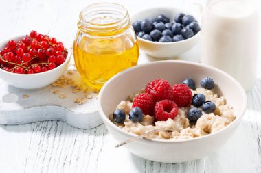 lezzetli ev yapımı yulaf ezmesi kahvaltı için çilek