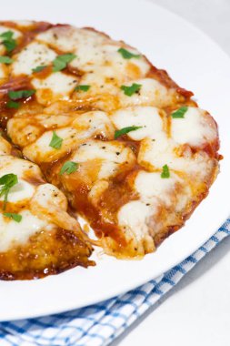 Tabağında mozarella olan lezzetli bir pizza.