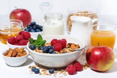 sağlıklı kahvaltı. granola, taze meyveler ve meyve