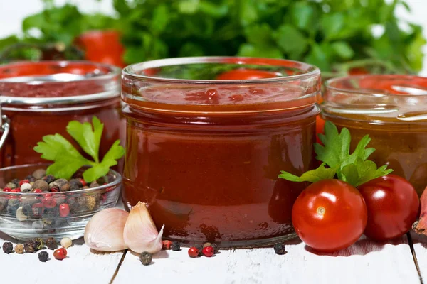 Ассортимент томатных соусов и ингредиентов, крупный план — стоковое фото