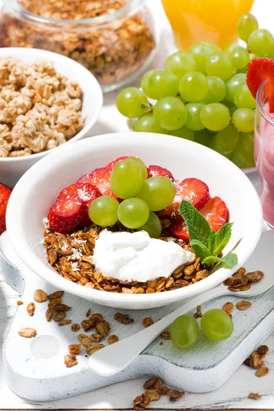 Delicious and healthy breakfast with fruits, granola — Stock Photo, Image