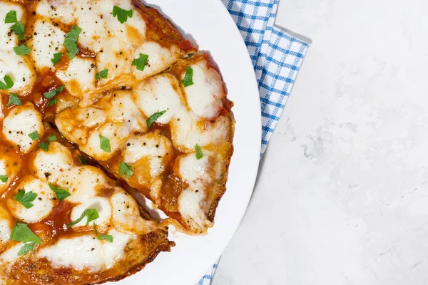 Leckere Pizza mit Mozzarella, Nahaufnahme von oben — Stockfoto