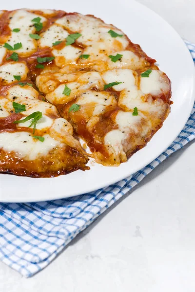 Pyszne pizzy z mozzarellą, pionowe — Zdjęcie stockowe