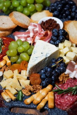 Çeşitli peynirler ve etler, dikey