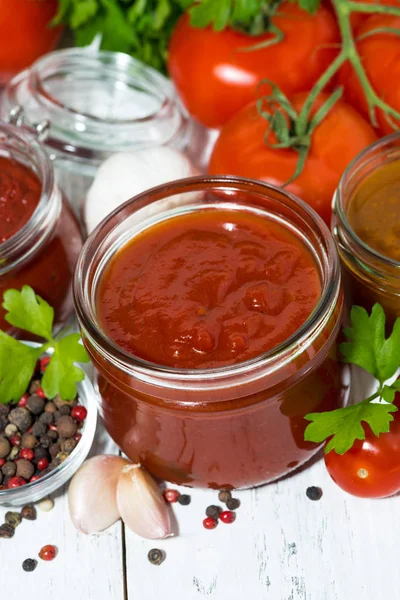 Assortiment van tomatensausen en ingrediënten, verticale — Stockfoto