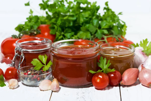Salsa di pomodoro fresco e ingredienti su sfondo bianco — Foto Stock