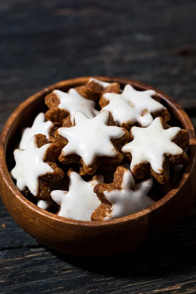 Tigela com biscoito de gengibre de Natal em uma mesa de madeira — Fotografia de Stock