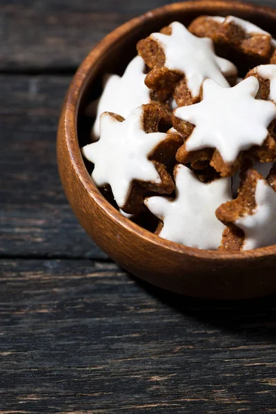 Tigela com biscoito de gengibre de Natal em uma mesa de madeira — Fotografia de Stock