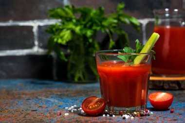Sağlıklı domates suyu, tuz ve kereviz ile koyu masa, yatay