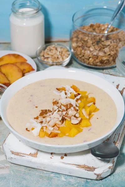 Tazón Batido Saludable Con Mango Coco Nueces Para Desayuno Primer —  Fotos de Stock