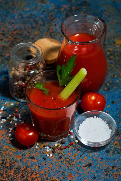 Frisk Tomatjuice Med Salt Och Selleri Mörk Bakgrund Ovanifrån Vertikal — Stockfoto