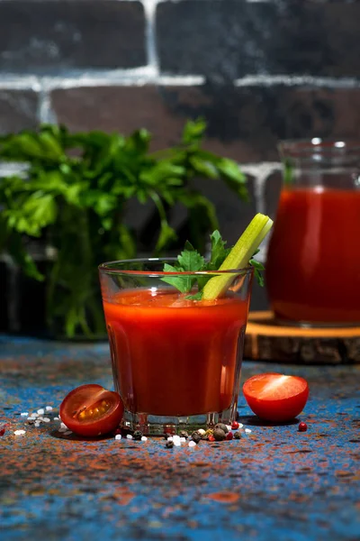 Gesunder Tomatensaft Mit Salz Und Sellerie Auf Dunklem Hintergrund Senkrecht — Stockfoto