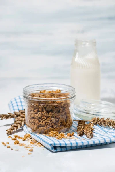 Hausgemachtes Müsli Und Milch Gesunde Lebensmittel Vertikale Nahaufnahme — Stockfoto