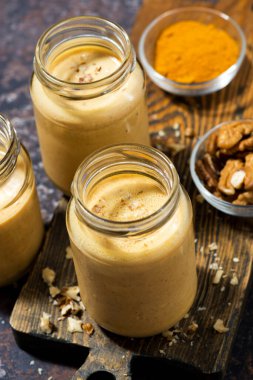 Zerdeçal aromalı havuç püresi.