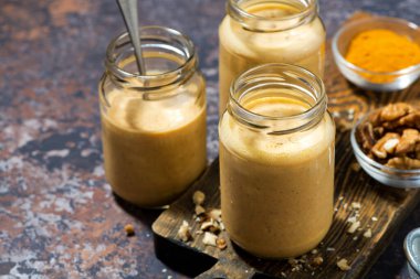 Zerdeçal ve yatay havuç püresi