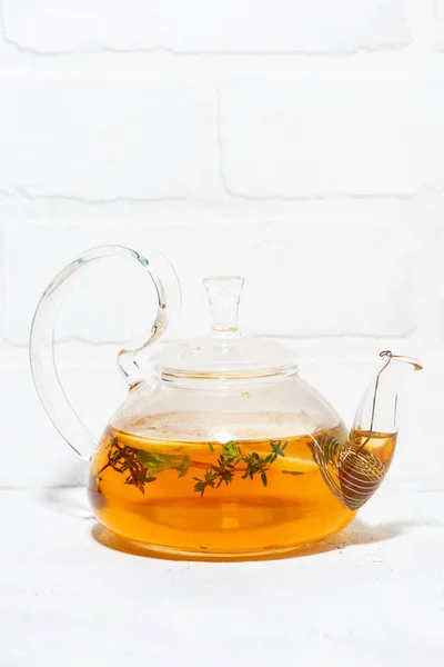 Ароматизированный Черный Чай Тимьяном Стеклянном Чайнике Вертикальный Крупный План — стоковое фото