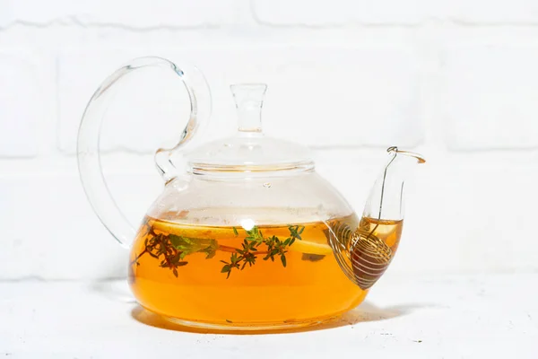 Ароматный Черный Чай Тимьяном Стеклянном Чайнике Крупным Планом — стоковое фото
