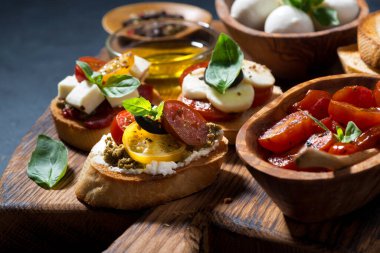 Lezzetli İtalyan aperatifleri - çeşitli bruschetalar, yakın plan
