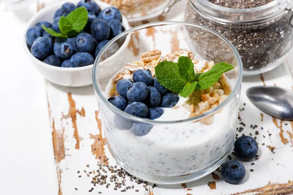 Hälsosam Frukost Med Chiapudding Och Färska Blåbär Vit Bräda Ovanifrån — Stockfoto