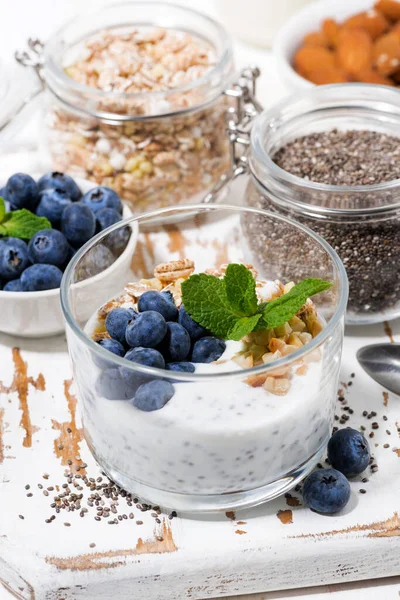 Hälsosam Frukost Med Chiapudding Och Färska Blåbär Ovanifrån Vertikal — Stockfoto