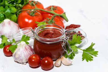 Taze domates sosu ve beyaz arka plandaki malzemeler, yatay fotoğraf