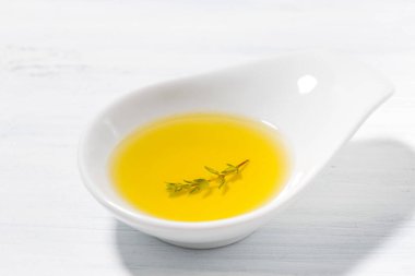 Kekikli zeytinyağı, yakın plan.