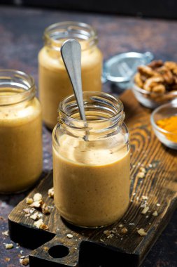 Zerdeçal ve fındıklı sağlıklı havuç püresi, dikey üst görünüm