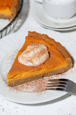 Kremalı bir parça balkabağı turtası, üstten dikey