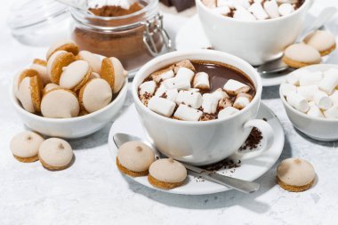 Marşmelovlu bir fincan sıcak çikolata, yakın plan.