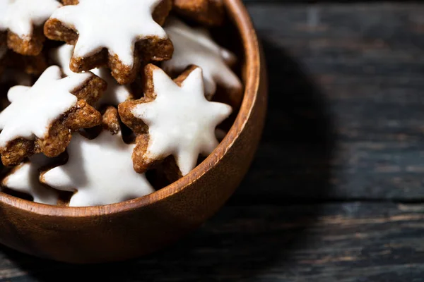 Christmas Gingerbread Cookie Wooden Bowl Closeup Top View — Stock Photo, Image