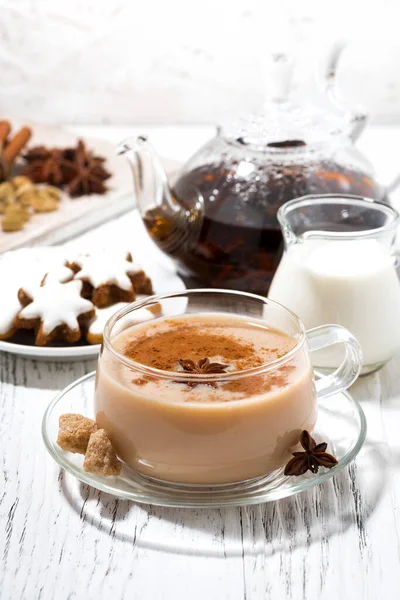 Csésze Masala Tea Karácsonyi Cookie Fehér Háttér Függőleges Közelkép — Stock Fotó