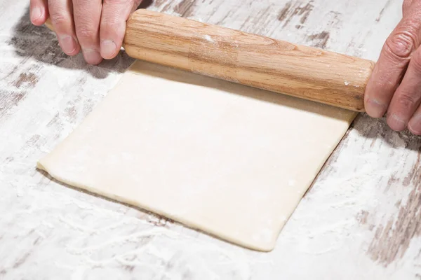 Processo Laminazione Della Pasta Mani Mattarello Primo Piano — Foto Stock