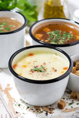 Bardaklarda sıcak çorba çeşitleri, yakın plan.