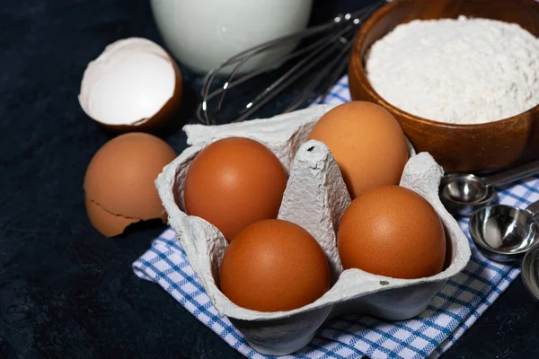 Boîte Avec Œufs Frais Farine Lait Fouet Vue Sur Dessus — Photo