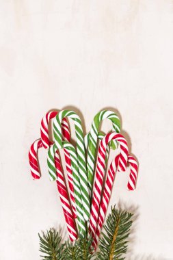 Beyaz ahşap arka planda noel şekeri çeşitleri, üst görünüm