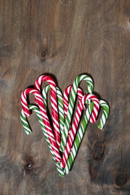 Gri ahşap arka planda Noel şekeri çeşitleri, üst manzara