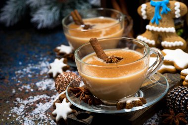 Kış ikramı, baharatlı masala çayı ve zencefilli kurabiye, yatay üst manzara.