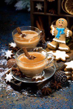 Kış ikramı, masala çayı ve zencefilli kurabiye.