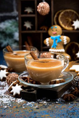 Kış ikramı, baharatlı masala çayı ve zencefilli kurabiye, dikey yakın plan.