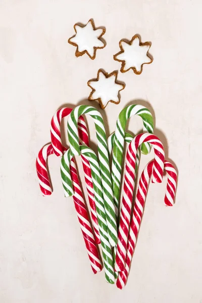 Surtido Caramelos Azúcar Navidad Galletas Estrellas Sobre Fondo Madera Blanca —  Fotos de Stock