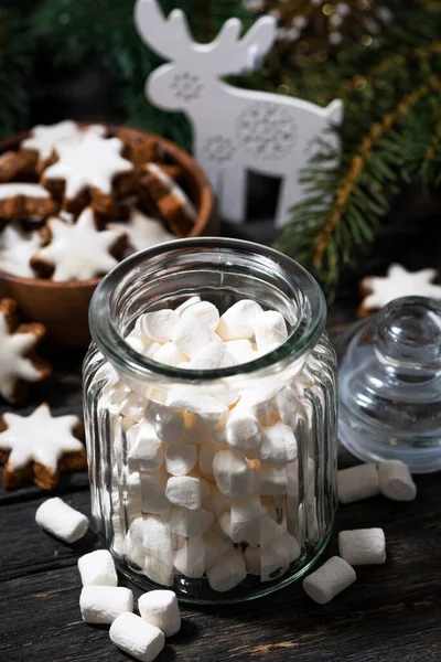 Burk Med Söta Marshmallows Och Juldekorationer Träbord Lodrät Ovanifrån — Stockfoto