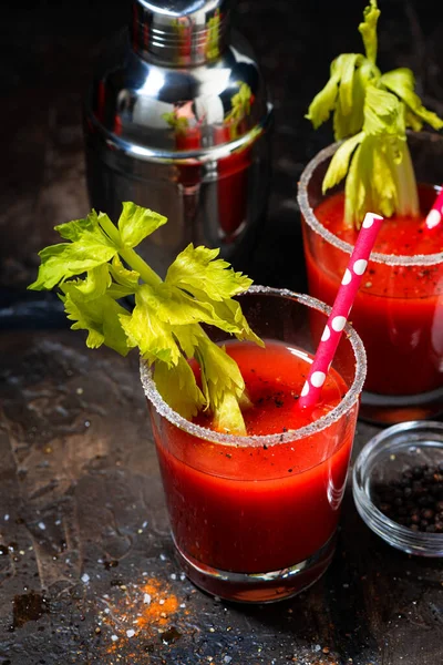 Siyah Arka Planda Gözlüklü Alkollü Kokteyl Bloody Mary Yakın Plan — Stok fotoğraf