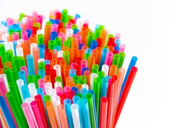 Beyaz arka planda kokteyller için renkli plastik tüpler, üst görünüm