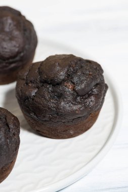 Lezzetli çikolatalı kekler tabakta, dikey yakın plan.