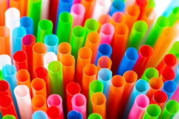 Kokteyller için renkli plastik tüpler, yakın plan.