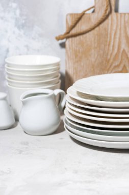 Temiz sofra takımı, çatal bıçak takımı ve mutfak aletleri beyaz arka planda, yakın plan