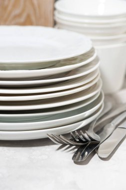 boş sofra takımı, çatal bıçak takımı ve mutfak gereçleri beyaz arkaplanda, dikey yakın plan