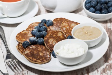 Fıstık ezmeli ve yoğurtlu ev yapımı krepler.