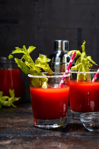 Cóctel Alcohólico María Sangrienta Vasos Sobre Fondo Oscuro Primer Plano — Foto de Stock